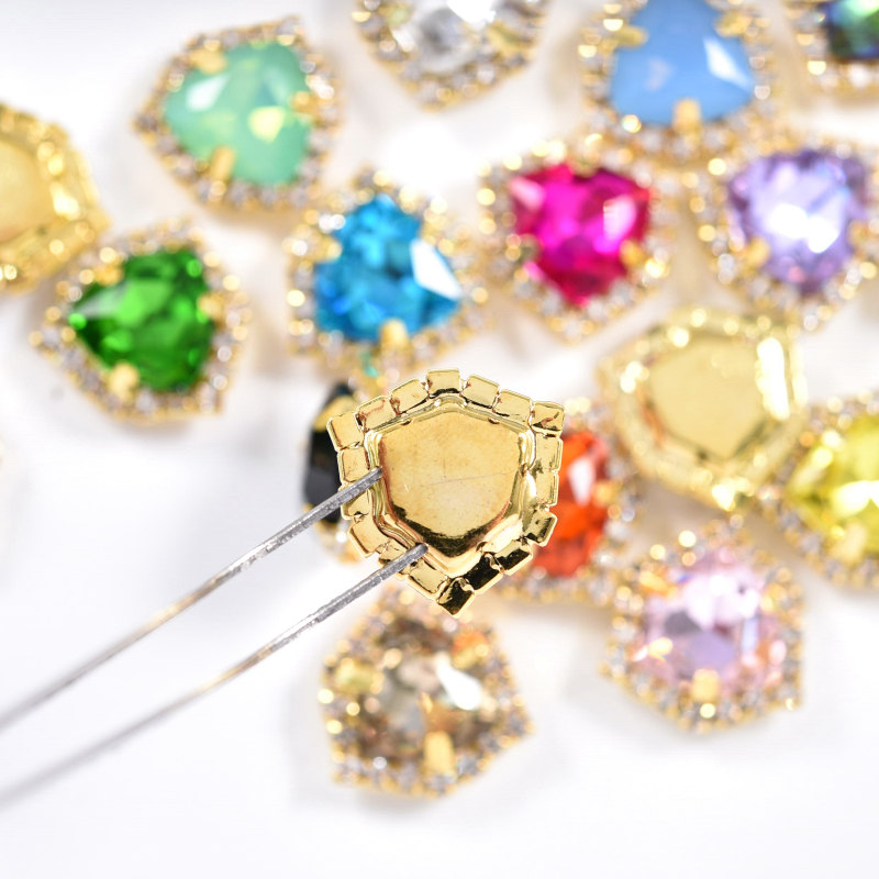 La garra del metal del oro del triángulo gordo de 12 mm cose en el diamante artificial para los vestidos