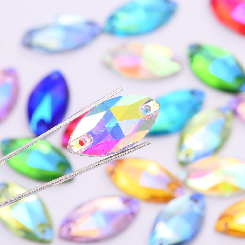 El cristal de cristal colorido de Navette cose en el diamante artificial para la decoración